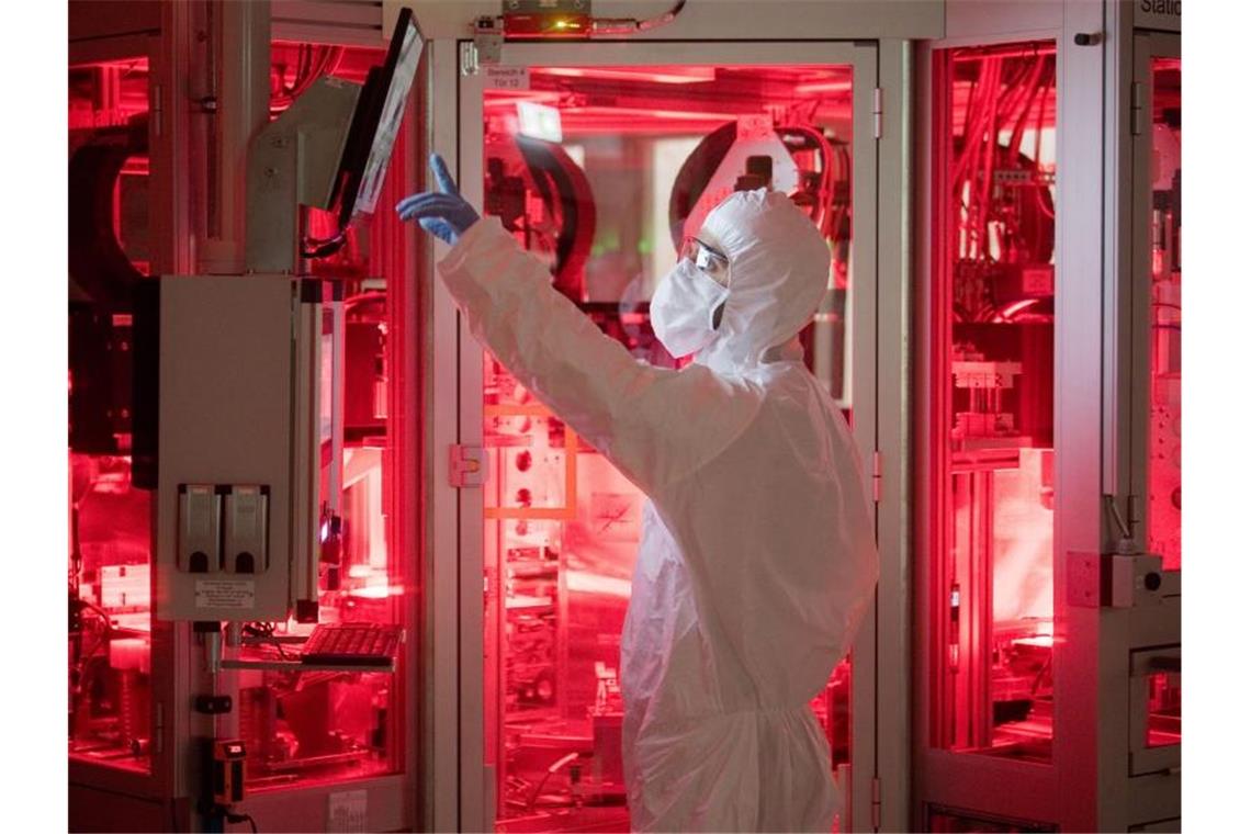 Batterie-Förderung: EU-Kommission genehmigt Milliardenhilfe Reinraum zur Herstellung von Batteriezellen für Elektroautos. Europa will bei der Batteriezellproduktion aufholen, bisher dominieren in dem Bereich asiatische Konzerne. Foto: Julian Stratenschulte/dpa
