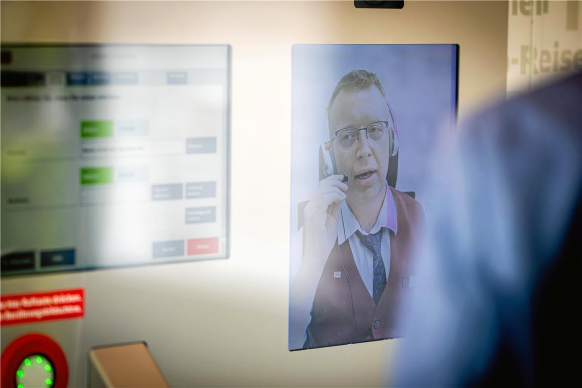 Hilfe beim Fahrkartenkauf via Videocall Reiseberater Oliver Johann ist von Ludwigsburg aus über den Bildschirm zugeschaltet. Archivbild: Alexander Becher