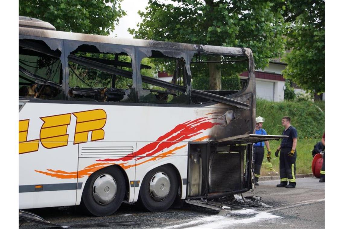 Reisebus fängt Feuer: 28 Kinder mit Betreuern gerettet. Foto: Hemmann/SDMG