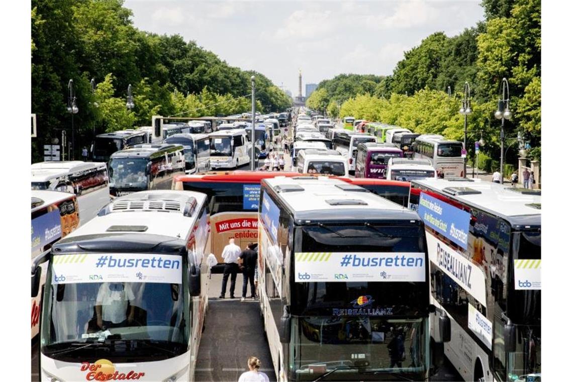 Reisebusse stehen bei einer Protestaktion in Berlin. Foto: Christoph Soeder/dpa/Archivbild