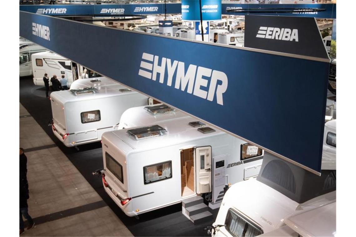 Wegen Corona legen Neuzulassungen von Wohnmobilen stark zu Reisemobile und Caravans sind an einem Messestand des Wohnmobilunternehmens Hymer zu sehen. Foto: Marijan Murat/dpa/Archivbild