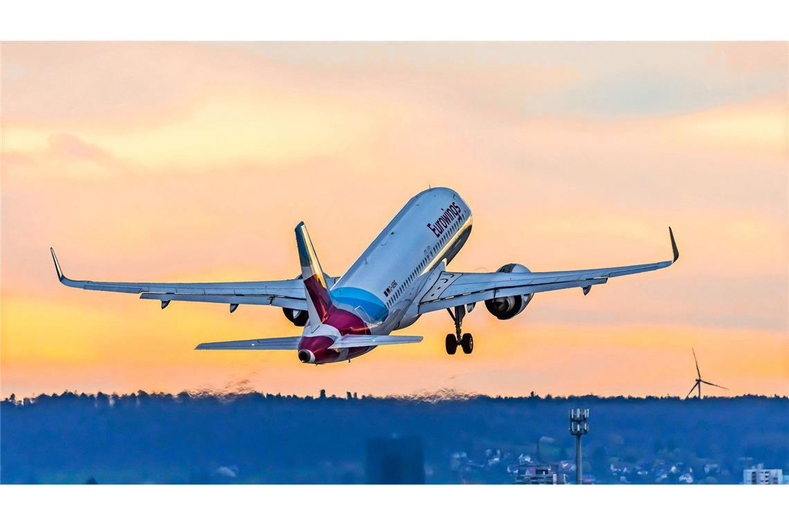Erst Schlange stehen, dann Flug verpasst – gibt es Geld zurück? Reisende ärgern sich oft über kurzfristig geänderte Flugzeiten und Abflugorte. Aber ist das auch ein Reisemangel?