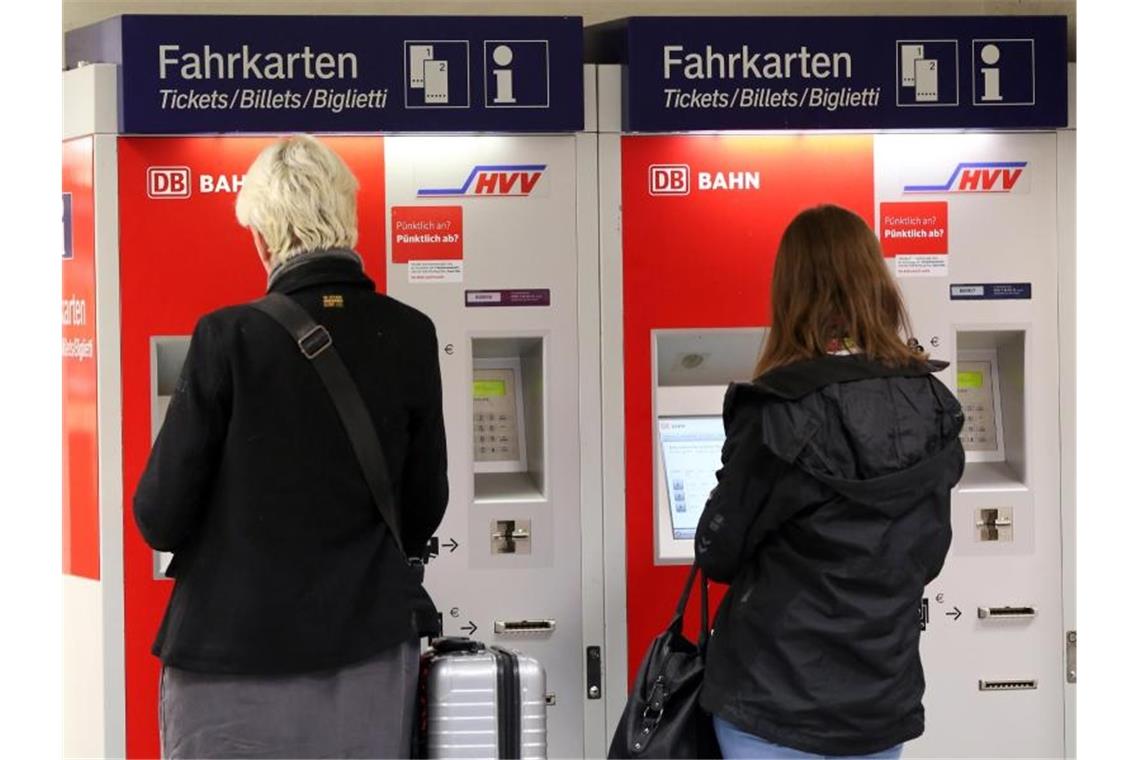 Reisende am Fahrkartenautomat: Die Bahn will die Mehrwertsteuer-Senkung an die Kunden weitergeben. Allerdings muss das entsprechende Gesetz noch im Vermittlungsausschuss von Bundestag und Bundesrat weiter beraten werden. Foto: Bodo Marks/dpa