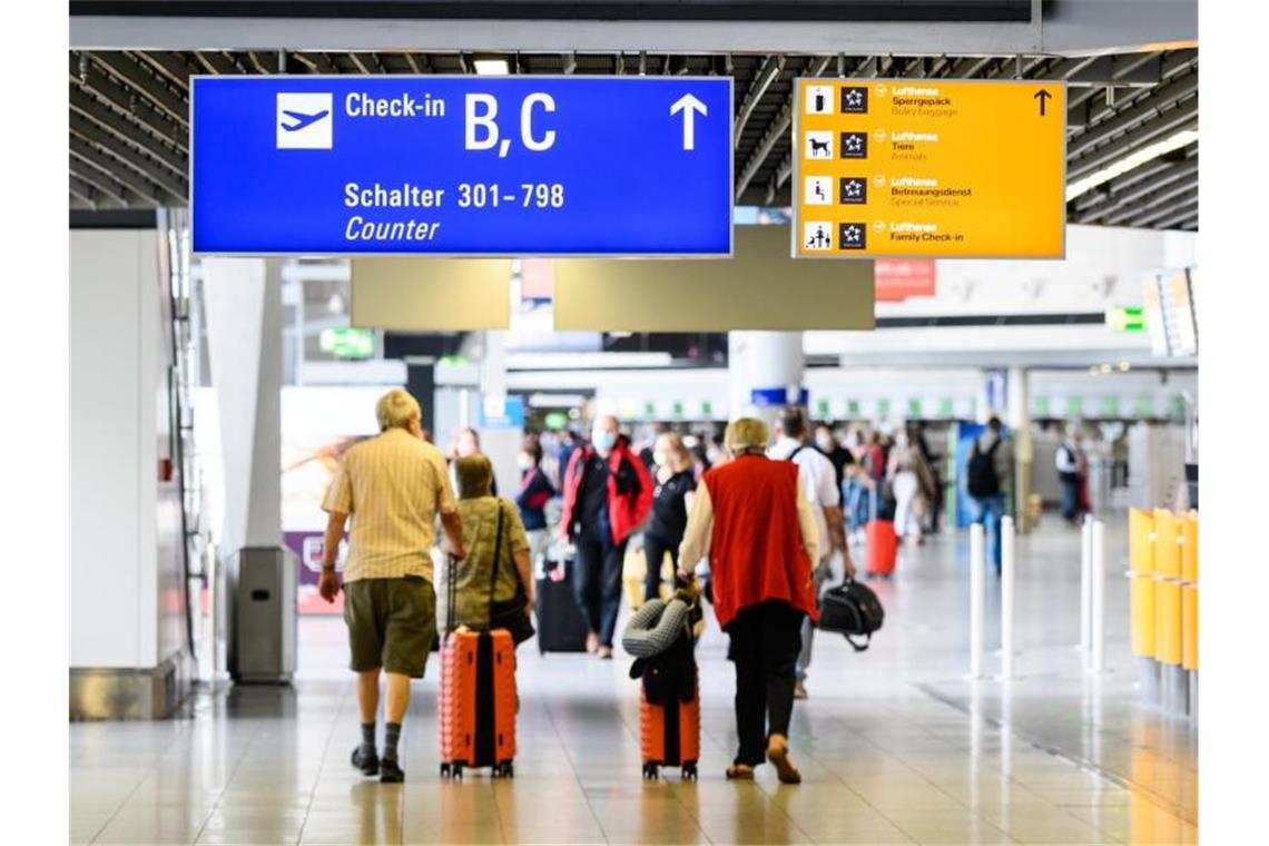 Reisende am Frankfurter Flughafen in der Abflughalle im Terminal 1. Foto: Andreas Arnold/dpa