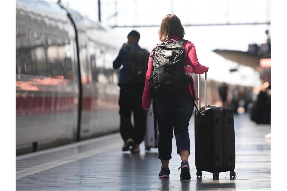 Reisende fahren wieder mit dem Zug - Bahn baut Angebot aus Reisende am Frankfurter Hauptbahnhof. Foto: Arne Dedert/dpa