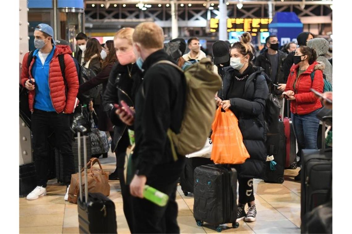 Virus-Variante: EU schottet sich gegen Großbritannien ab Reisende am Londoner Bahnhof Paddington. Foto: Stefan Rousseau/PA Wire/dpa