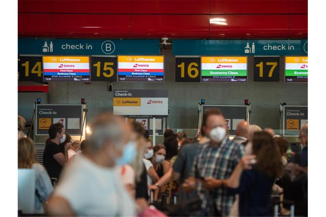 Portugal und Großbritannien: Geringere Reisebeschränkungen Reisende an einem Lufthansa-Schalter am Flughafen von Lissabon. Foto: Paulo Mumia/dpa
