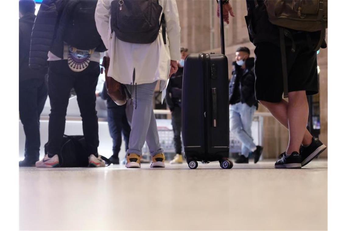 Gericht bestätigt Lokführerstreik - Bahn-Antrag abgelehnt Reisende an einem Schalter der Bahn im Leipziger Hauptbahnhof. Foto: Sebastian Willnow/dpa-Zentralbild/dpa