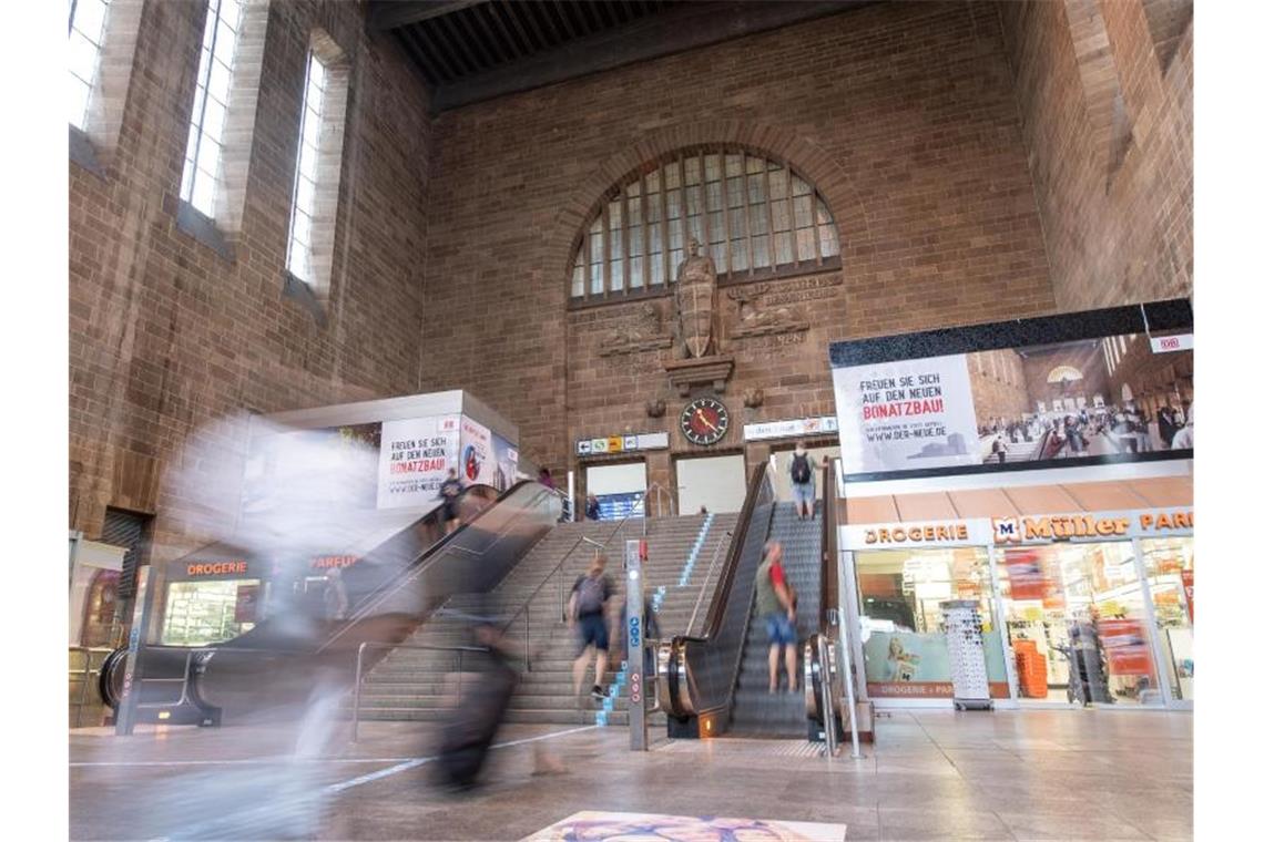 Letzter Verkaufstag im Stuttgarter Bahnhof Reisende gehen durch die Schalterhalle des Bonatzbaus des Stuttgarter Bahnhofs. Foto: Fabian Sommer