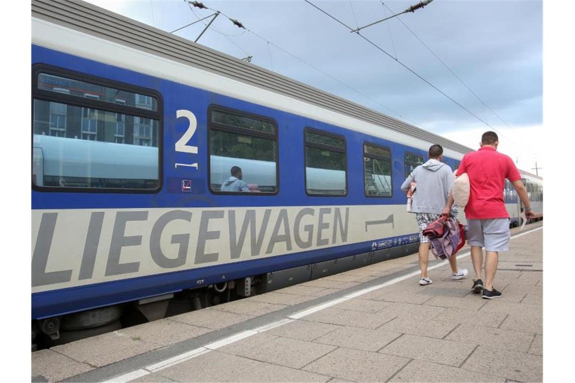 Reisende gehen zu einem Nachtzug (EuroNight) der ÖBB (Österreichische Bundesbahnen), der zur Abfahrt nach Wien im Bahnhof Altona bereit steht. Foto: Bodo Marks/dpa