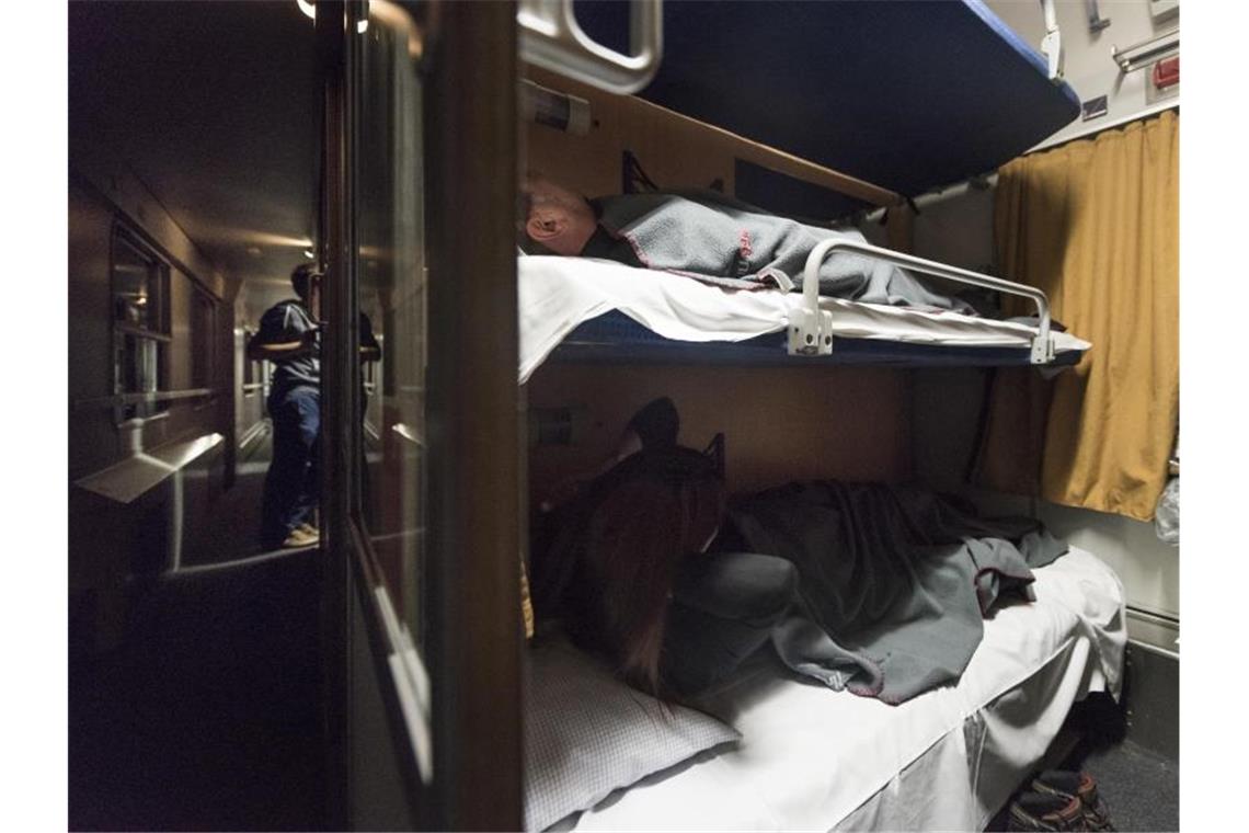 Trendforscher prognostizieren Renaissance der Nachtzüge Reisende haben es sich im Nachtzug der Österreichischen Bundesbahnen (ÖBB) auf der Fahrt von Zürich nach Hamburg bequem gemacht. Foto: Christian Beutler/Keystone/dpa