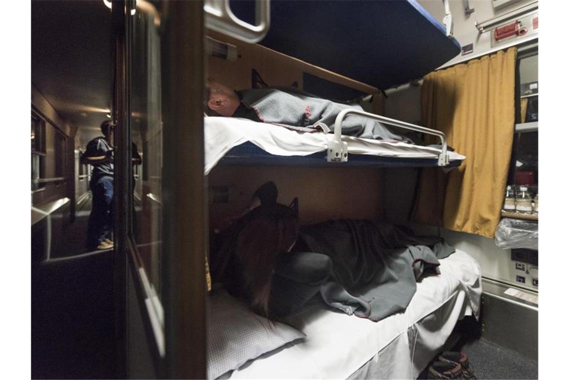 Reisende haben es sich in einem Nachtzug der Österreichischen Bundesbahnen (ÖBB) bequem gemacht. Foto: Christian Beutler/Keystone/dpa