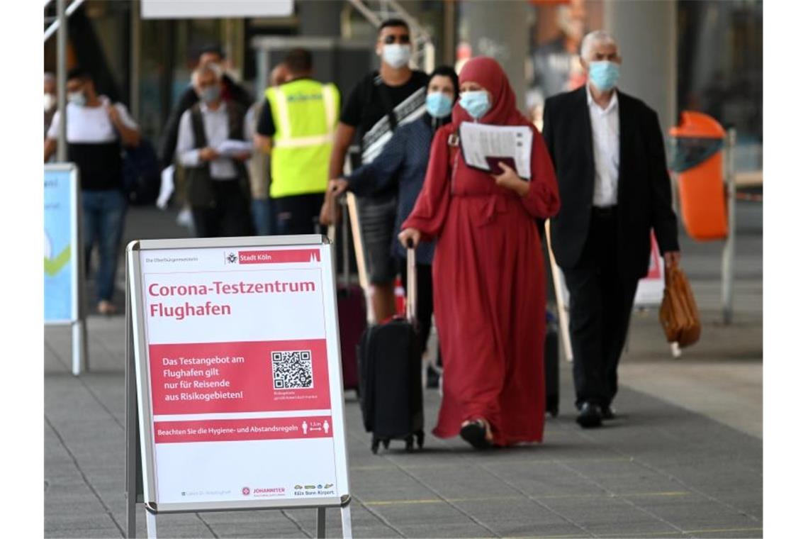 Reisende im Corona-Testzentrum am Flughafen Köln/Bonn. Das OVG in Münster hat die Quarantänepflicht für Auslandsrückkehrer gekippt. Foto: Henning Kaiser/dpa