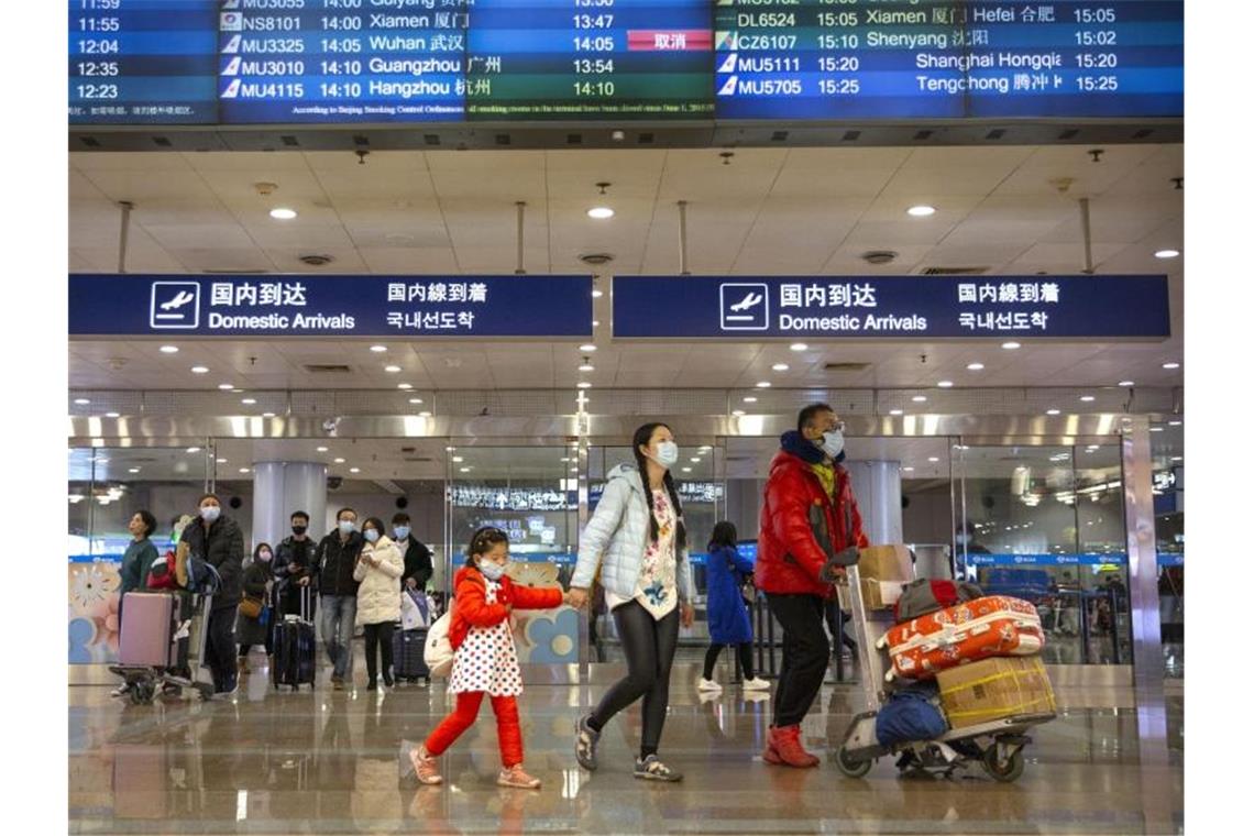 Reisende im Flughafen von Peking: China ist für deutsche Reiseveranstalter eher ein kleiner Markt. Foto: Mark Schiefelbein/AP/dpa