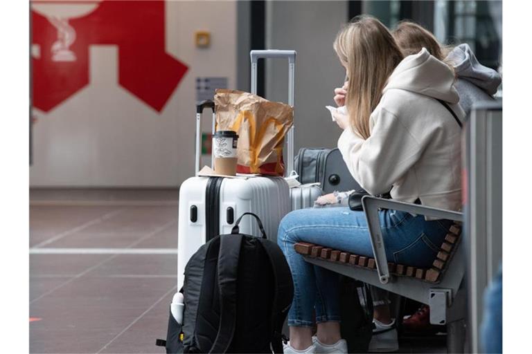 Reisende lassen es sich im Hauptbahnhof in Berlin schmecken. Der GDL-Streik im Personenverkehr bei der Bahn geht erstmal weiter. Foto: Paul Zinken/dpa