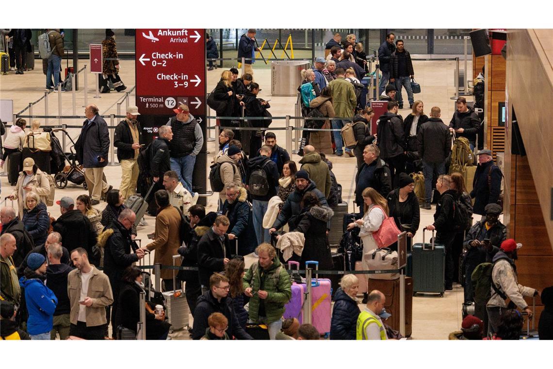 Reisende mussten am Freitagmorgen viel Geduld mitbringen.