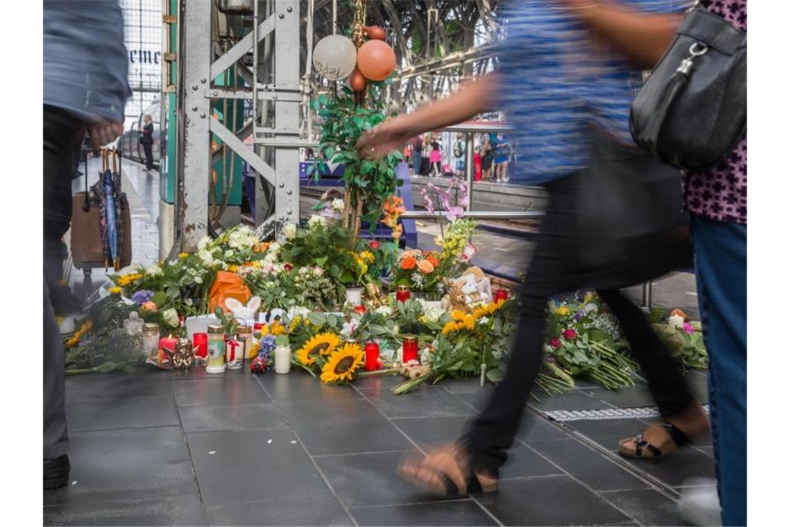 Der Verdächtige: Zuverlässig, unauffällig - psychisch krank Reisende und Pendler gehen am Morgen am Bahnsteig 7 vorbei. Foto: Frank Rumpenhorst