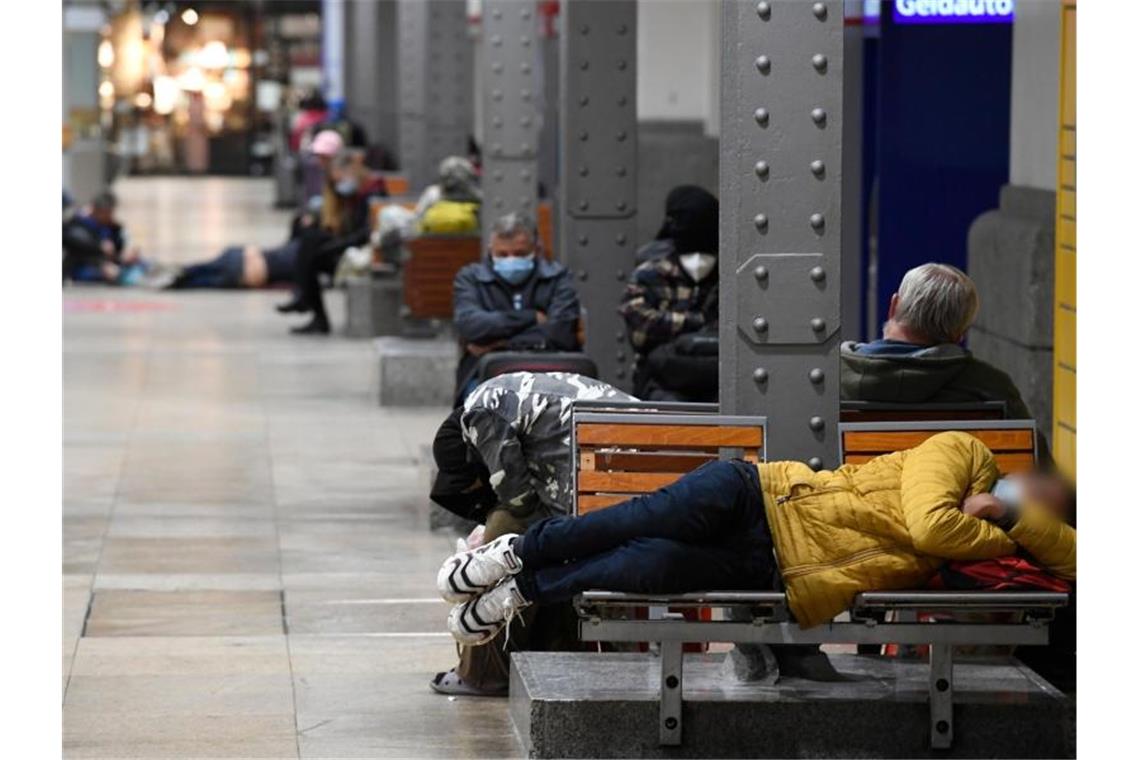 Gericht bestätigt Lokführerstreik - Bahn-Antrag abgelehnt Reisende warten am frühen Morgen in Köln. Foto: Roberto Pfeil/dpa