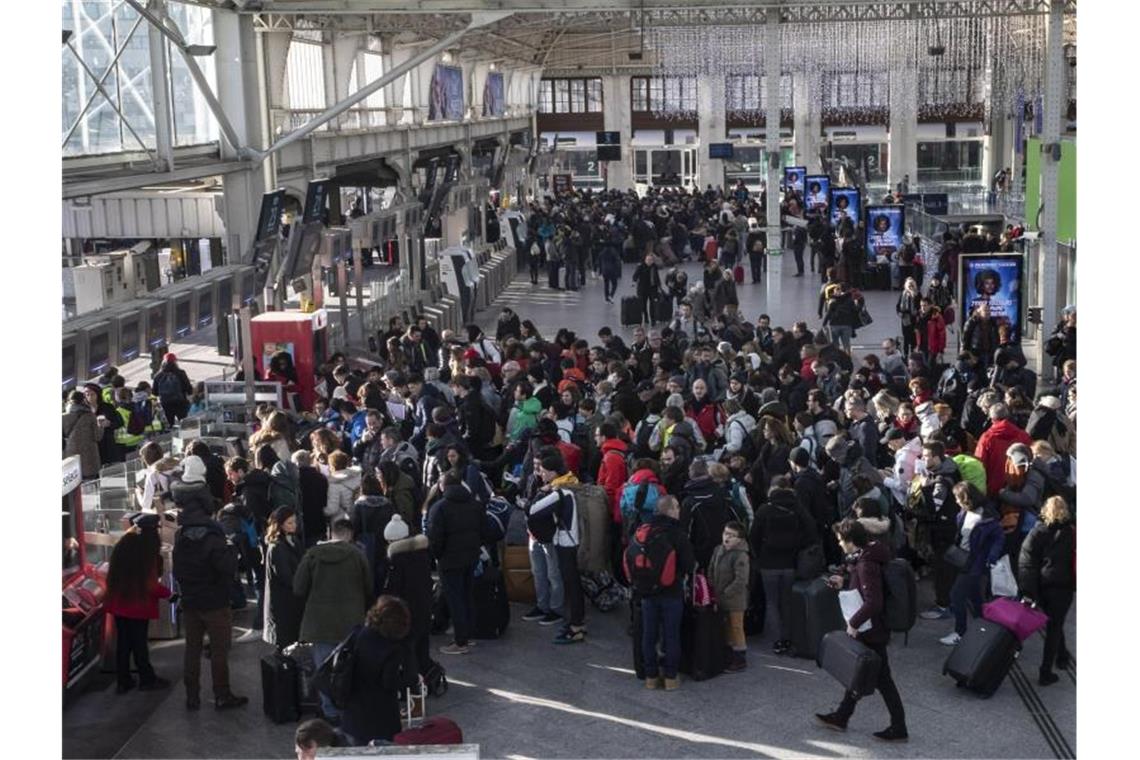 Reisende warten am Pariser Bahnhof Gare de Lyon. Ab Montag könnte sich die Situation im französischen Nahverkehr wieder beruhigen. Foto: Michel Euler/AP/dpa