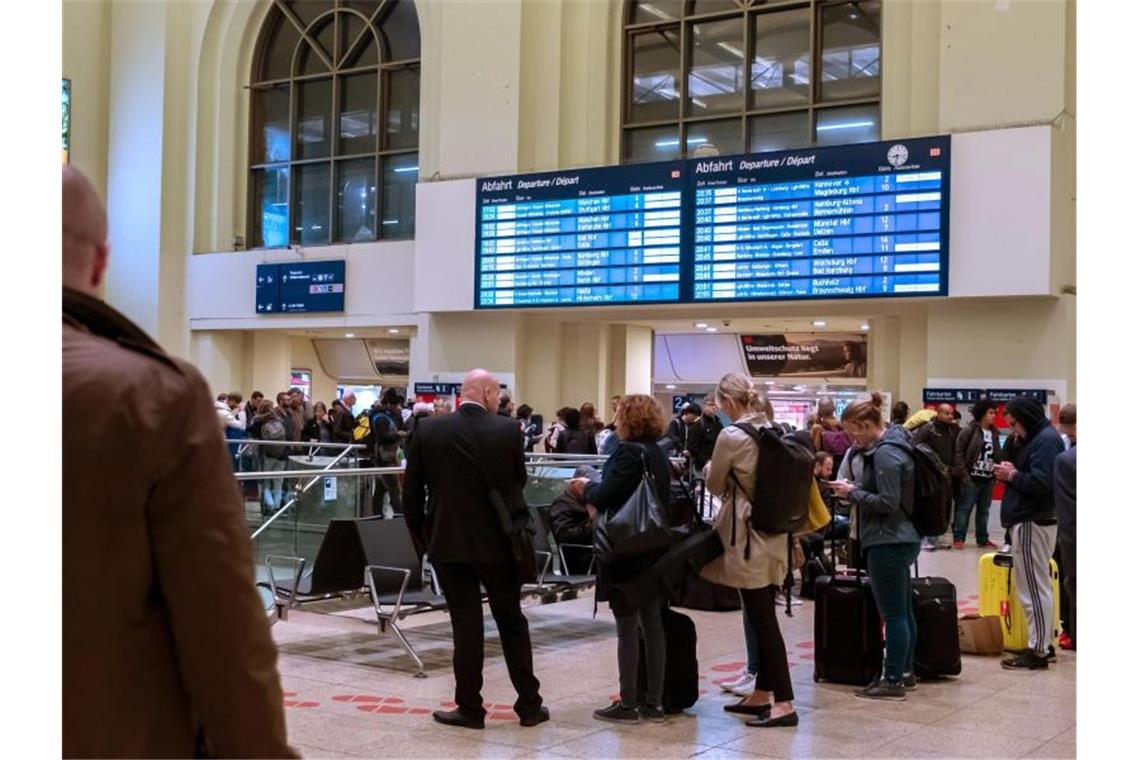 Lage bei der Bahn entspannt sich nach Sturm im Norden Reisende warten im Bahnhof von Hannover: Stürmischer Wind hatte für starke Störungen im Bahnverkehr in Norddeutschland gesorgt. Foto: Peter Steffen
