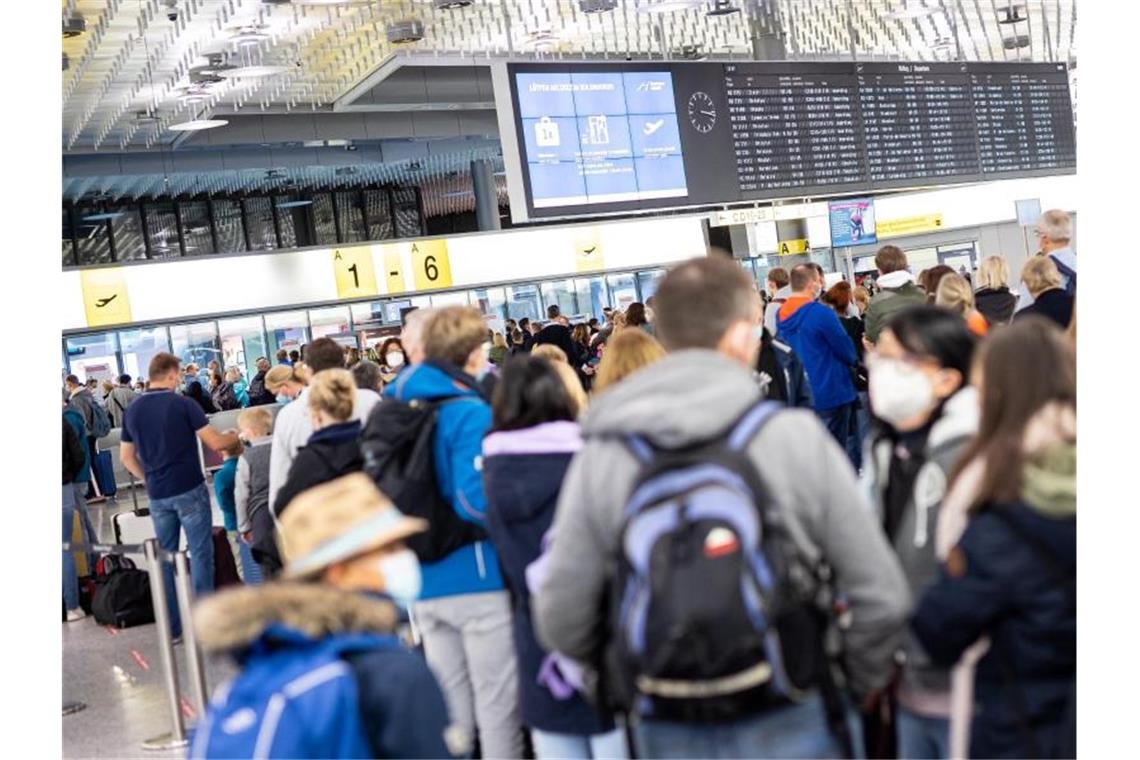 Chaos an Flughäfen bleibt trotz Reisewelle aus Reisende warten im Flughafen Hannover-Langenhagen. Foto: Moritz Frankenberg/dpa