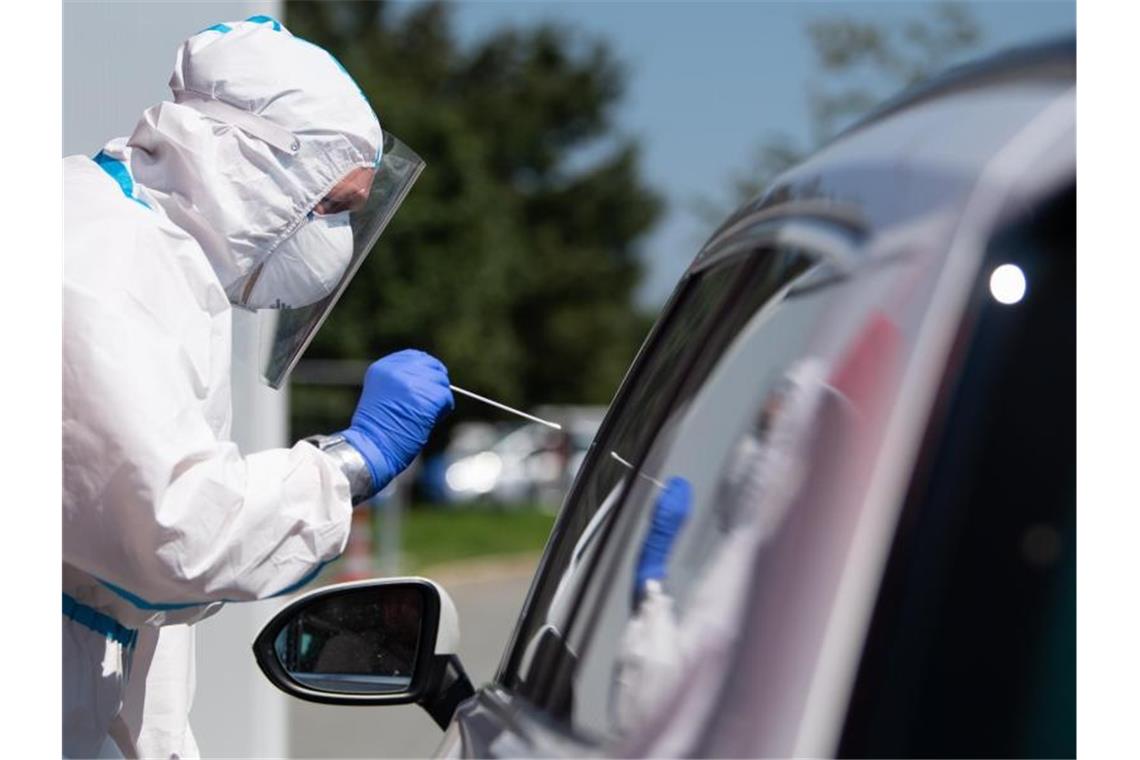 Reiserückkehrer können sich an verschiedenen Rastanlagen kostenlos auf das Coronavirus testen lassen. Foto: Sven Hoppe/dpa