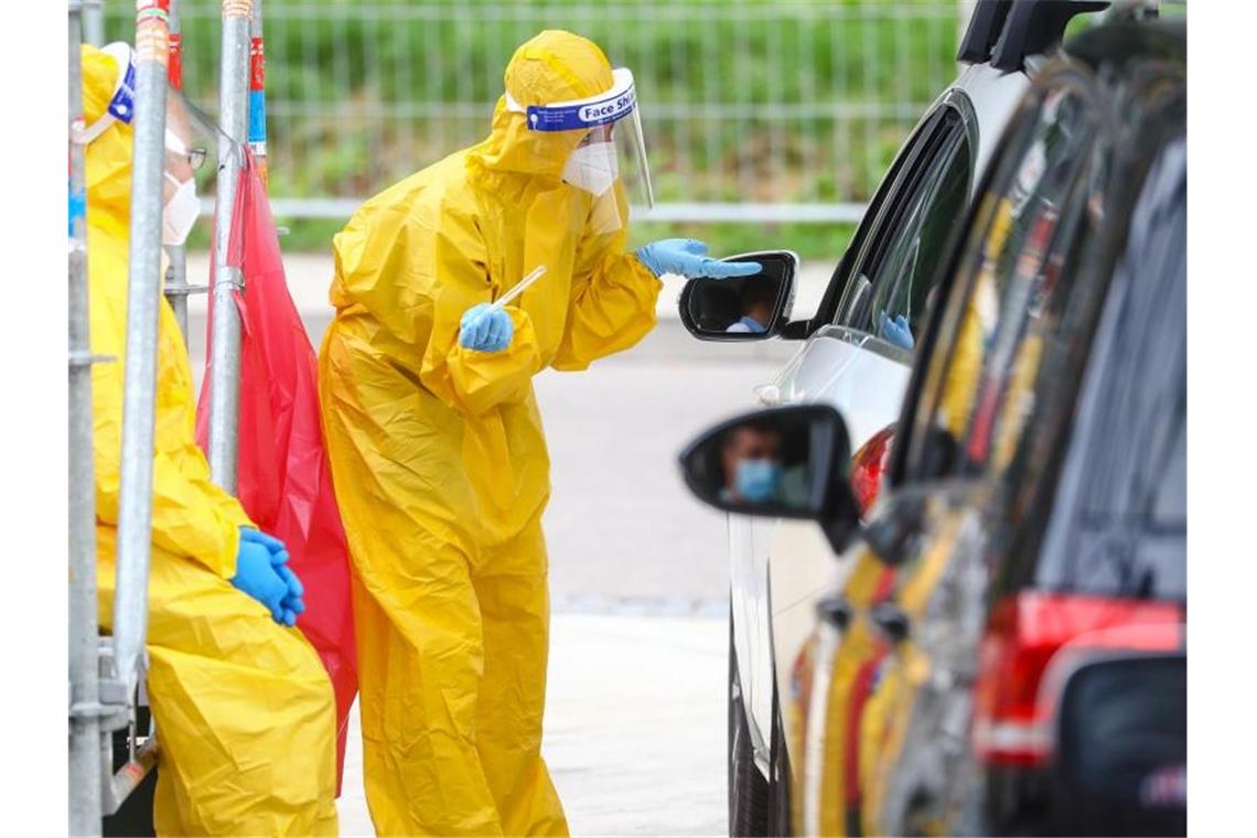 Reiserückkehrer werden in einer Corona-Teststation an der A8 auf das Virus getestet. Foto: Christoph Schmidt/dpa/Archivbild