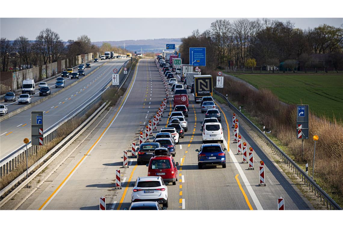 Reiseverkehr, Berufsverkehr und dann noch Baustellen auf der Autobahn - eine stauanfällige Kombination. (Archivbild)