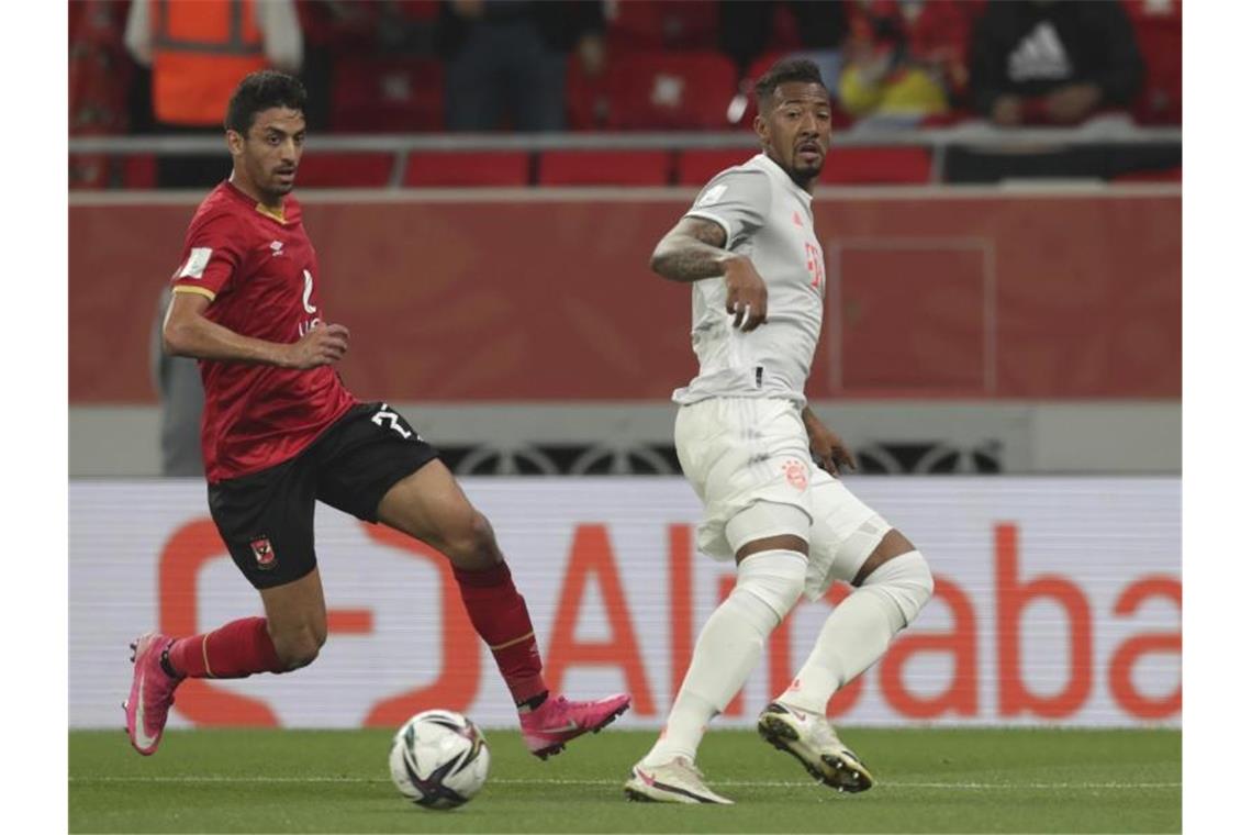 Flicks großes Bayern-Werk - Überstürzte Boateng-Abreise Reiste aus privaten Gründen aus Katar ab: Jérôme Boateng (r). Foto: Hussein Sayed/AP/dpa