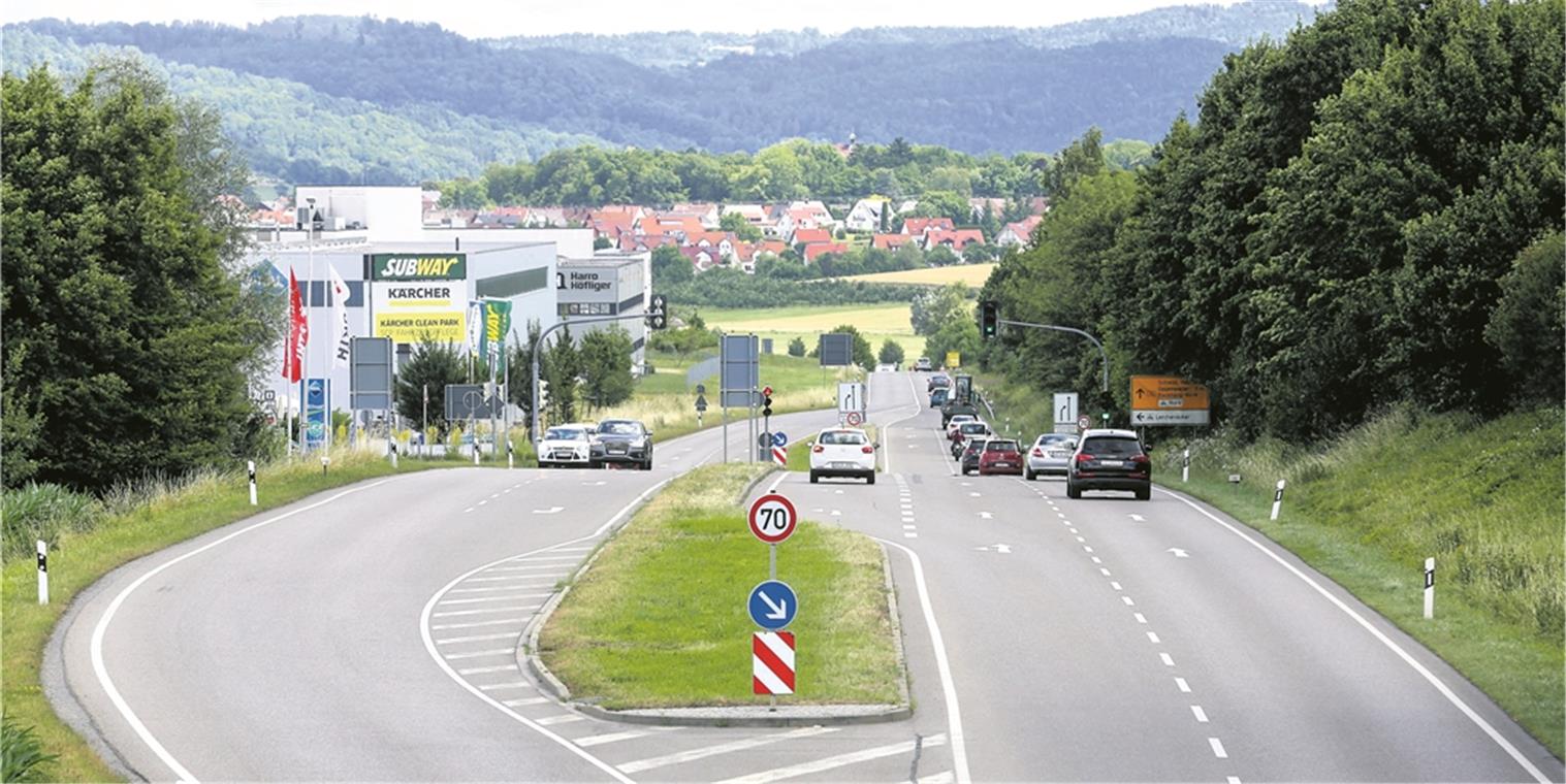 Blitzer kommt im Schneckentempo Reizt zum Gasgeben: Der B-14-Abschnitt zwischen dem Backnanger Wasserturm und der Einmündung Sulzbacher Straße. Vor einem Jahr schon sollte an der Einmündung ins Industriegebiet Lerchenäcker eine Blitzersäule installiert werden, aber bis heute ist noch nichts geschehen. Foto: A. Becher