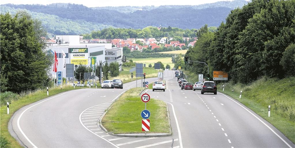 Reizt zum Gasgeben: Der B-14-Abschnitt zwischen dem Backnanger Wasserturm und der Einmündung Sulzbacher Straße. Vor einem Jahr schon sollte an der Einmündung ins Industriegebiet Lerchenäcker eine Blitzersäule installiert werden, aber bis heute ist noch nichts geschehen. Foto: A. Becher