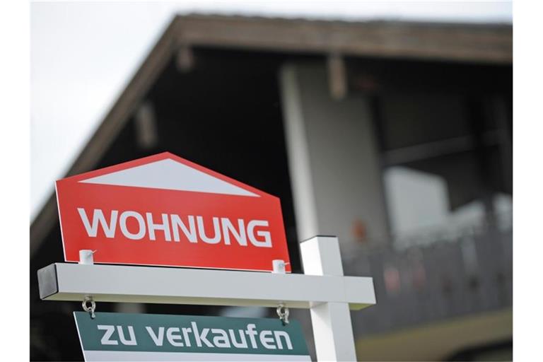 Reklame für eine zu verkaufende Wohnung. Foto: Daniel Karmann/dpa/Archivbild