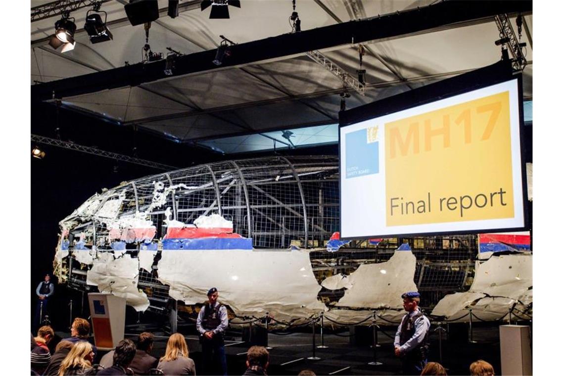 Rekonstruktion der abgeschossenen Boeing 777. Foto: Robin Van Lonkhuijsen/epa