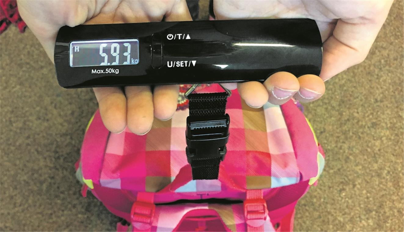 Manches Kind schleppt mehr als nötig Rekord bei unserer Stichprobe: Der Ranzen von Drittklässlerin Mia wiegt fast sechs Kilogramm.