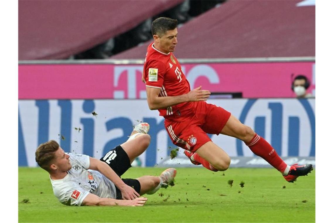 Rekord-Torjäger Robert Lewandowski (r) trifft zum Bundesliga-Auftakt mit Bayern auf Borussia Mönchengladbach (hier Nico Elvedi). Foto: Peter Kneffel/dpa-Pool/dpa