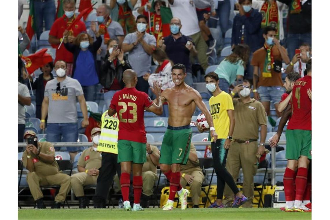 Fußball-Welt feiert Rekord-Ronaldo: „Noch nicht am Ende“ Rekordmann: Cristiano Ronaldo (Mitte) wird von seinen Mitspielern gefeiert. Foto: Armando Franca/AP/dpa