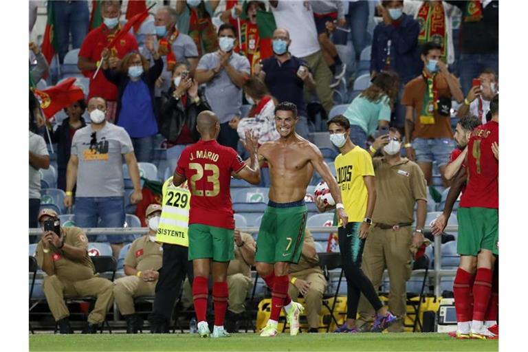 Rekordmann: Cristiano Ronaldo (Mitte) wird von seinen Mitspielern gefeiert. Foto: Armando Franca/AP/dpa