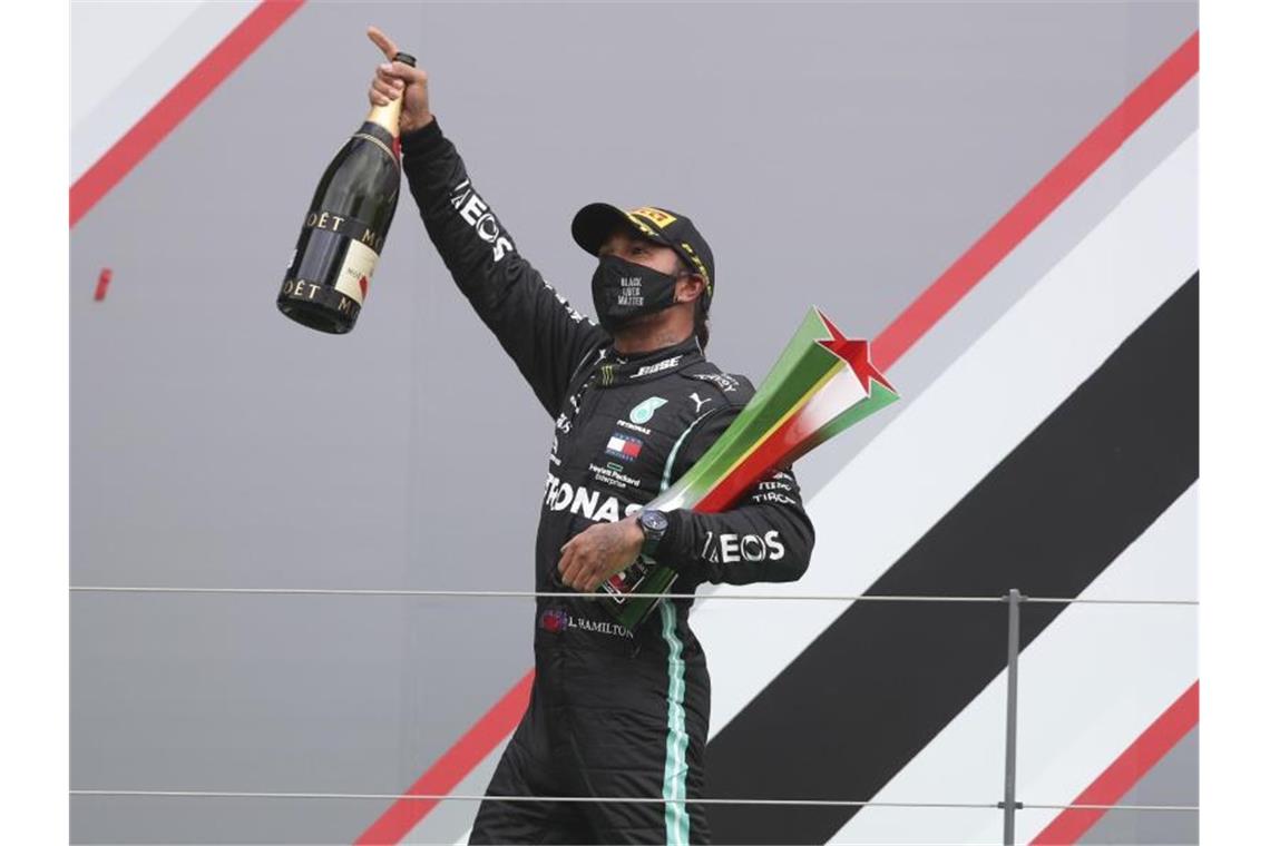 Rekordmann: Lewis Hamilton durfte in Portugal seinen insgesamt 92. Sieg in der Formel 1 feiern. Foto: Jose Sena Goulao/EPA Pool/AP/dpa