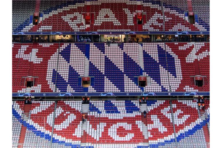 Rekordmeister FC Bayern spielt in der weltweiten Fußball-Geldrangliste weiter vorne mit. Foto: Matthias Balk/dpa
