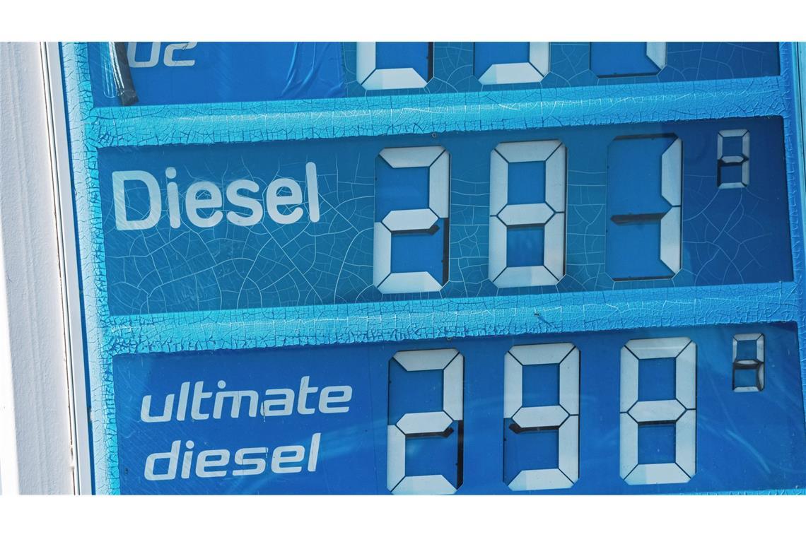 Rekordpreise an der Tankstelle lassen die Regierung nicht kalt.