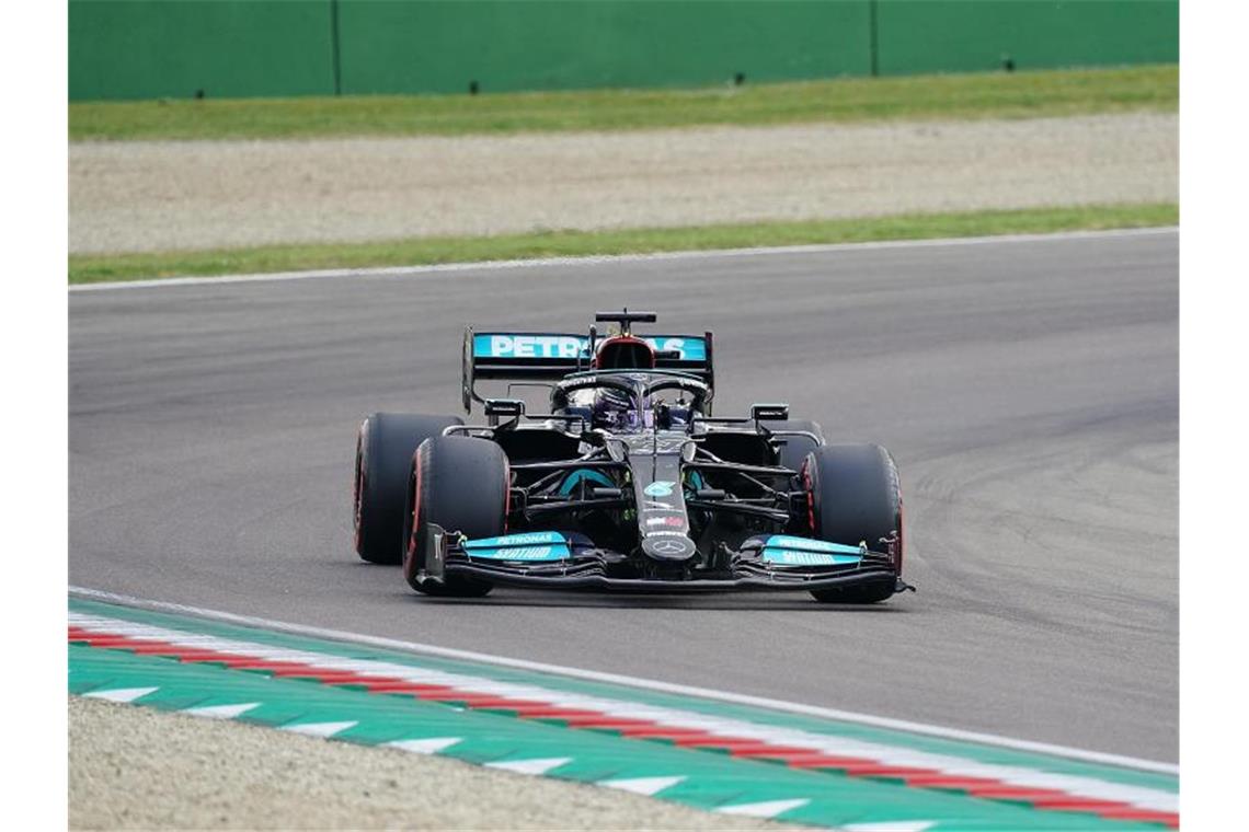 Rekordweltmeister Lewis Hamilton startet beim Formel-1-Rennen in Imola von der Pole Position. Foto: Hasan Bratic/dpa