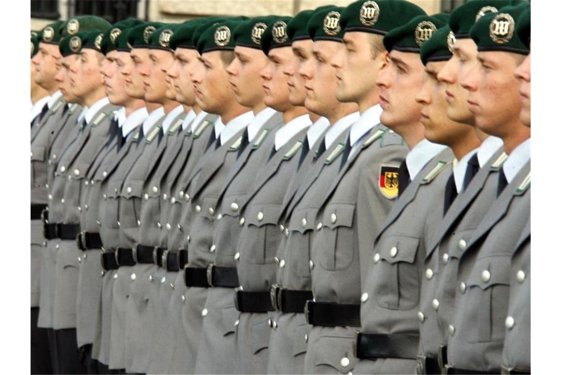 Rekruten der Bundeswehr nehmen im Jahr 2009 in Berlin an dem öffentlichen Gelöbnis teil. Foto: picture alliance / dpa