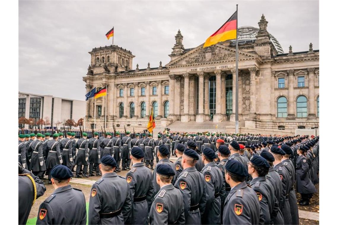 400 Bundeswehrrekruten legen Gelöbnis vor dem Reichstag ab