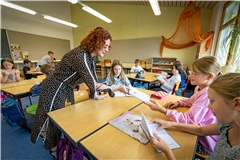Rektorin und Klassenlehrerin Christina Weiß verteilt die Zeugnisse an die Schülerinnen und Schüler der 4b der Grundschule in Kirchberg an der Murr. Foto: Alexander Becher