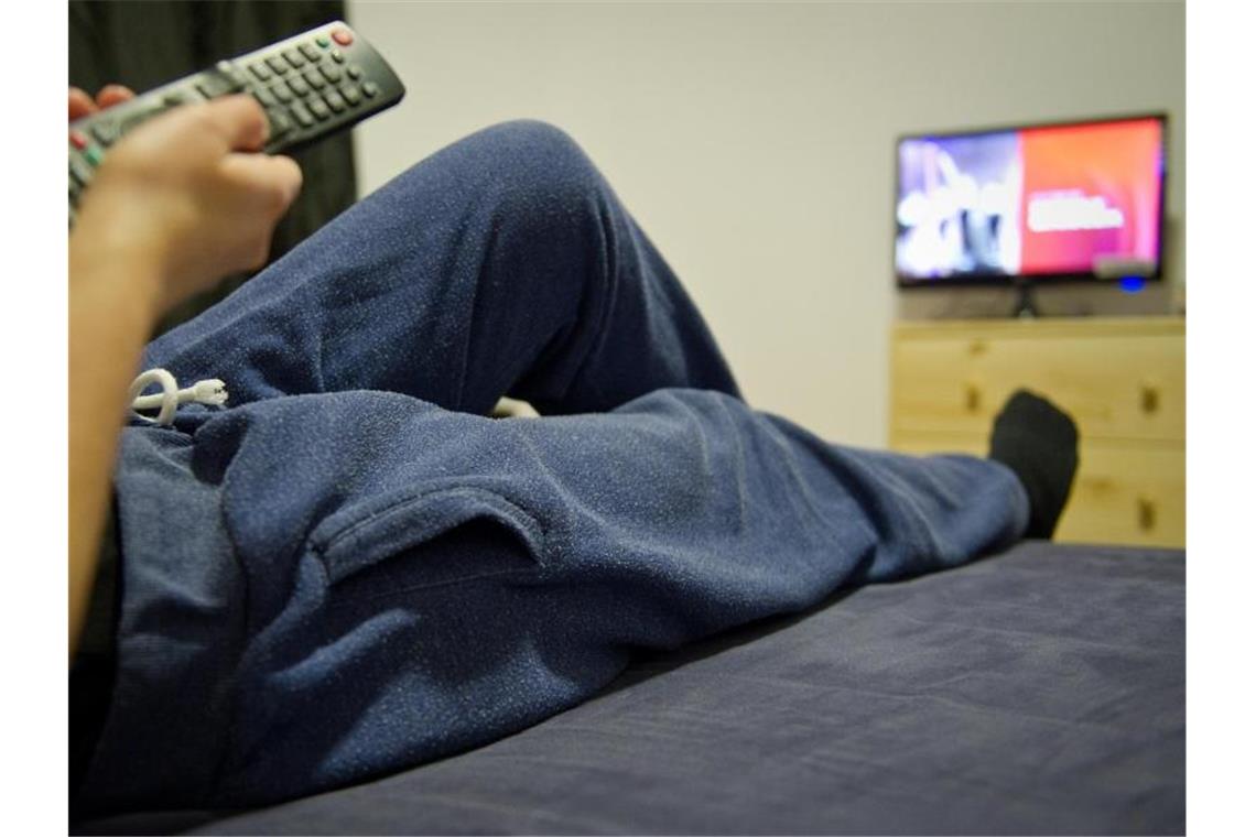 Alltag in Jogginghosen - Corona als Stresstest für Paare Relaxen auf der Couch in einer Jogginghose. Die Pandemie stellt Paarbeziehungen auf die Probe. Foto: Christoph Schmidt/dpa