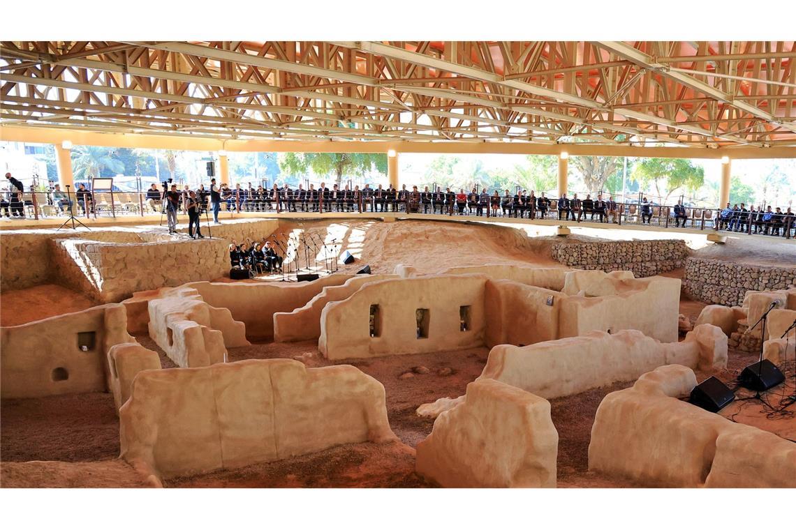 Religiöse und säkulare Würdenträger nehmen an der Eröffnungszeremonie für ein eines Besucherzentrum an der angeblich ältesten Kirchen der Welt in Akaba teil.