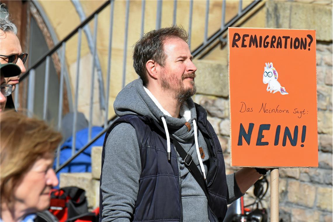 REMIGRATION? DAS NEINHORN SAGT NEIN! steht auf dem Schild. Demonstration und Kun...