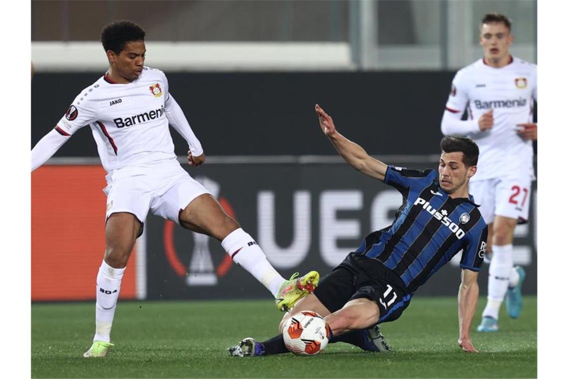 Spektakel als Bayer-„Vorgeschmack“ für das Derby Remo Freuler (M.) von Atalanta Bergamo im Zweikampf mit dem Leverkusener Amine Adli (l). Foto: Francesco Scaccianoce/LPS via ZUMA Press Wire/dpa