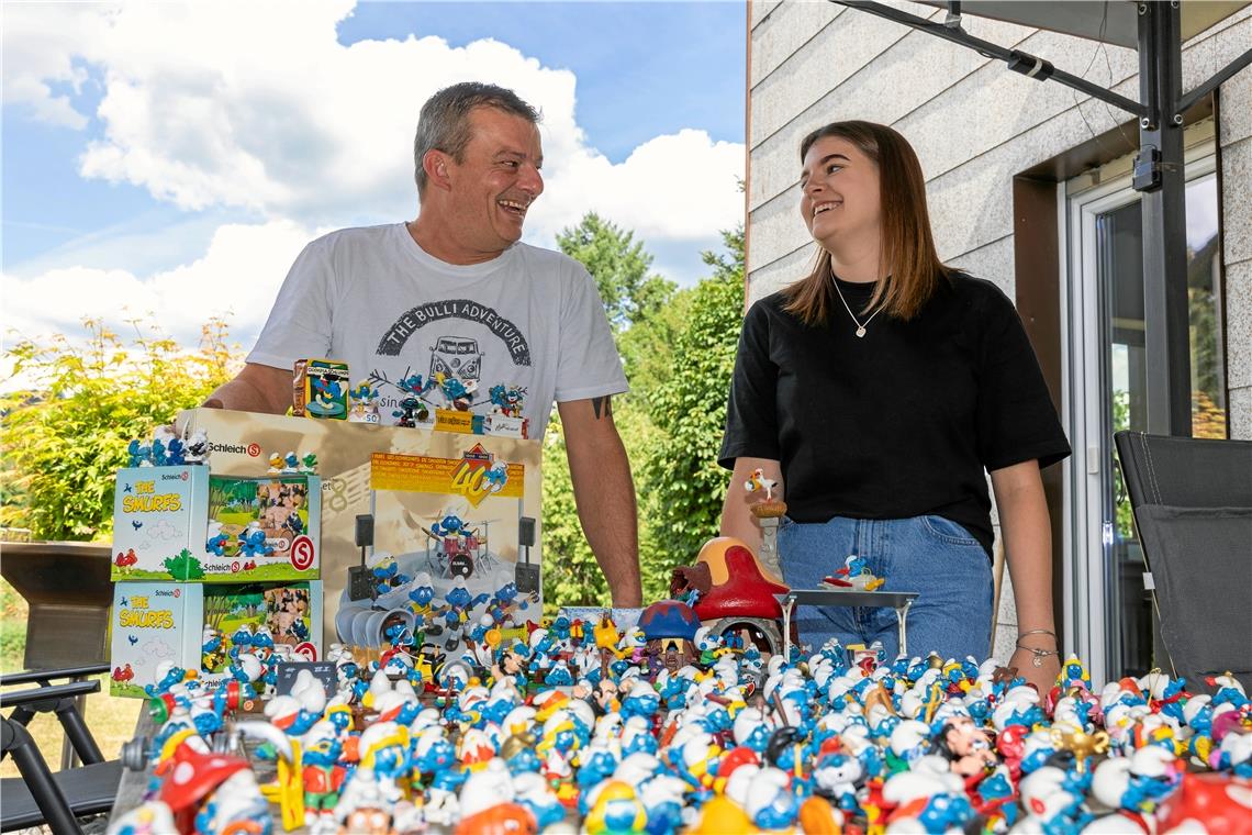 Schlümpfe-Sammler: Wie eine Reise nach Schlumpfhausen Remo und Lena Ille sind selbst erstaunt über den Umfang ihrer Schlumpfsammlung. Fotos: Alexander Becher