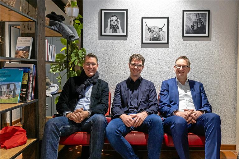 Rems-Murr-Landrat Richard Sigel, Landtagsabgeordneter Ralf Nentwich und Andreas Schwarz, Vorsitzender der Grünen-Landtagsfraktion im Ländle, bei der Einweihung von Nentwichs Wahlkreisbüro in Murrhardt. Foto: A. Becher